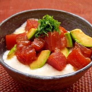 簡単美味しい！まぐろとアボカドの漬け丼